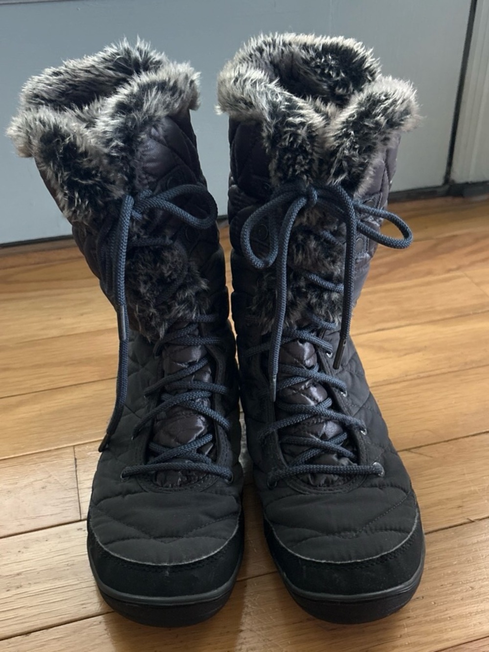 Women's Lace-Up Winter Boots with Faux Fur Trim - Black